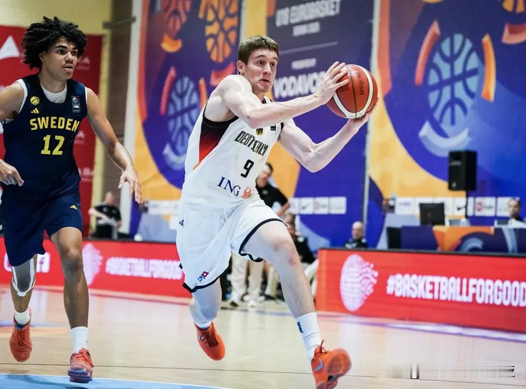 俄亥俄州立德国后卫Mathieu Grujicic，身高6-5=196，出生于2