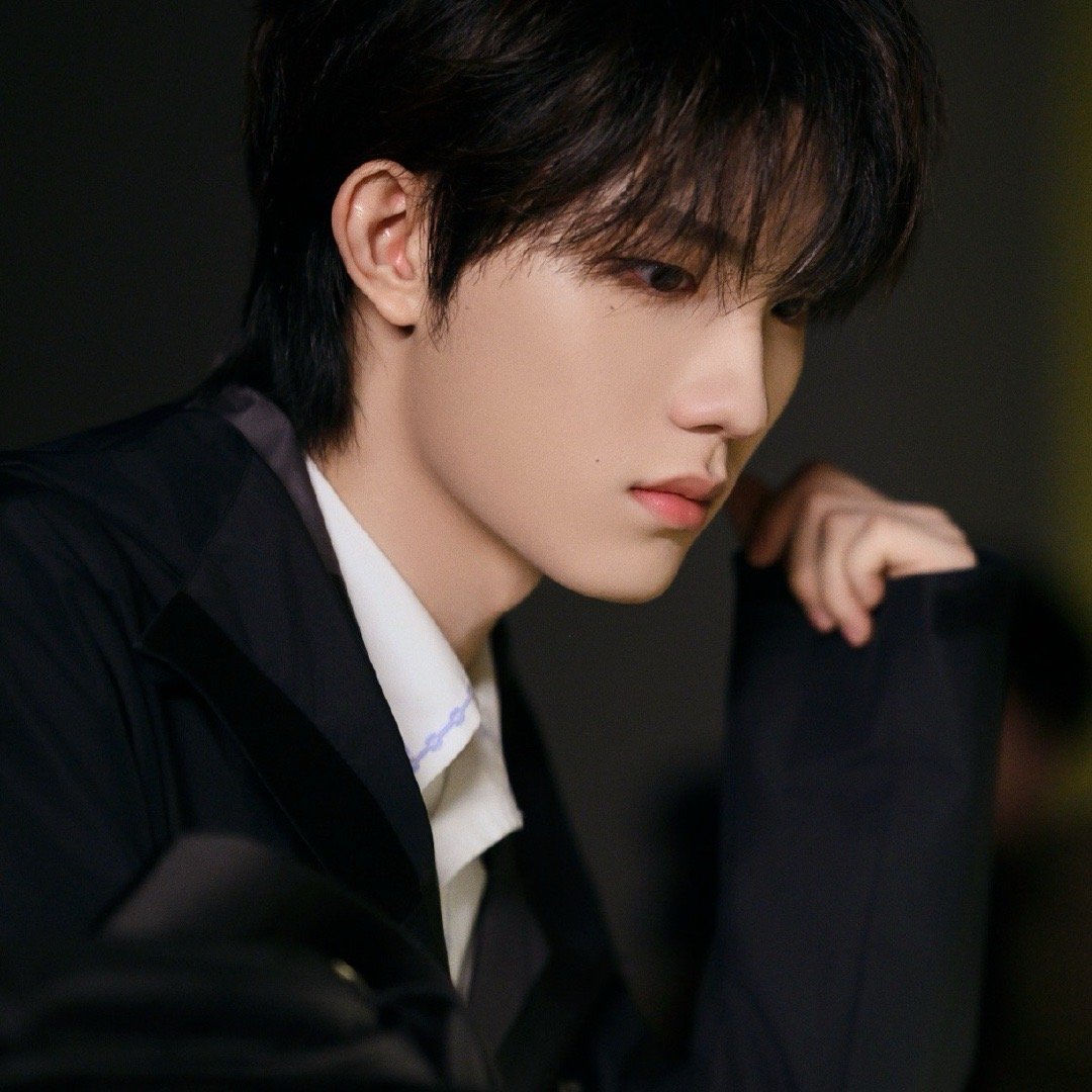 这个侧脸 这个鼻子 好完美… 