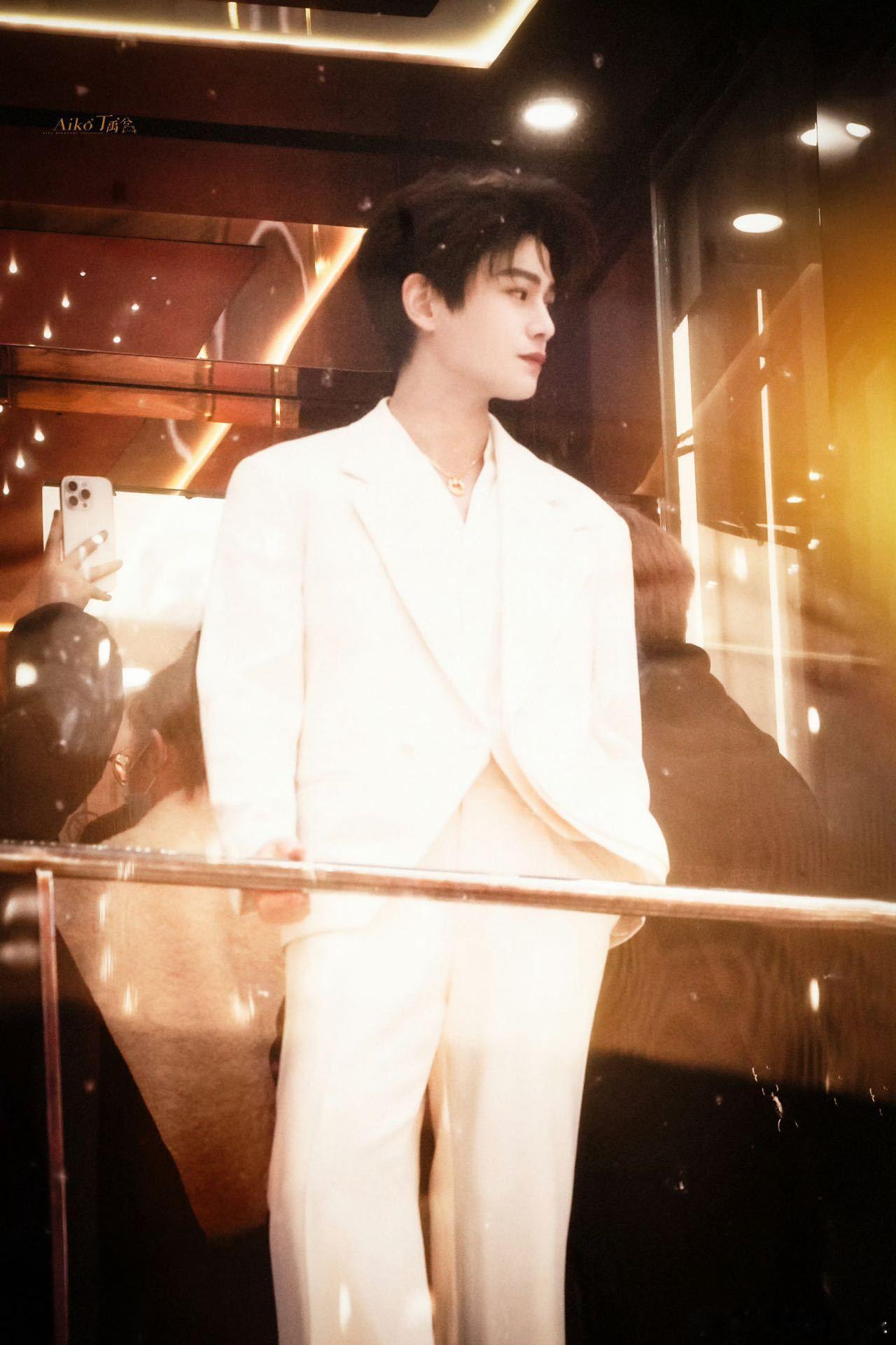 丁禹兮韩推 追中男送金子 丁禹兮这次在韩推简直杀疯了！身亮相，还豪气地给粉丝送黄