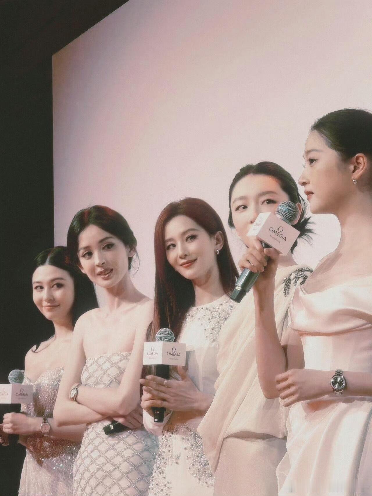 果然注视和凝视眼神的区别是能看得出来的好喜欢…全女局的氛围 ​​​