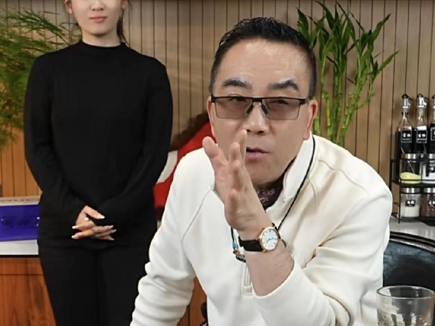 杨议终于开播了，人气很高，直播间人数看的时候是一万+，说明很多人在期待杨老师开播
