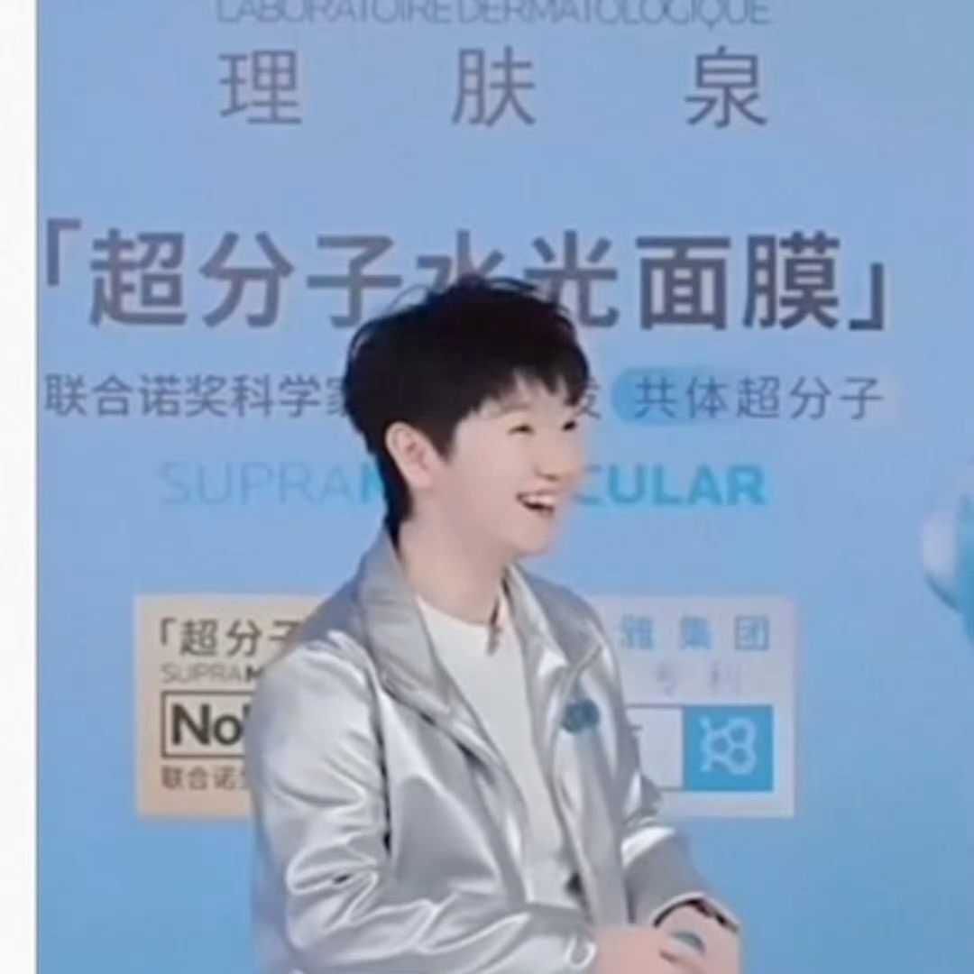 🥰孙颖莎给球迷比心