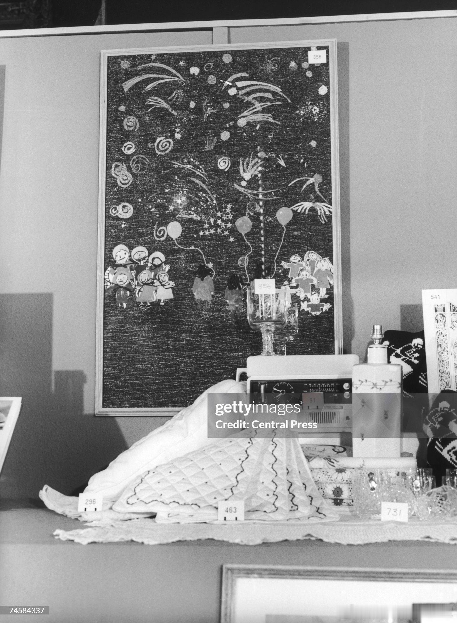 老照片 1981年8月~10月，英国威尔士亲王夫妇结婚后，他们决定从6000件里