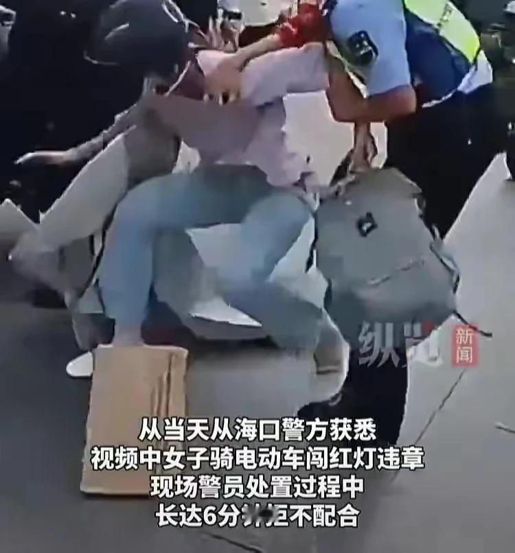 
女子被交警拽下电动车，执法民警被网暴。
这是肆意抹黑警务人员的又一典型案例！
