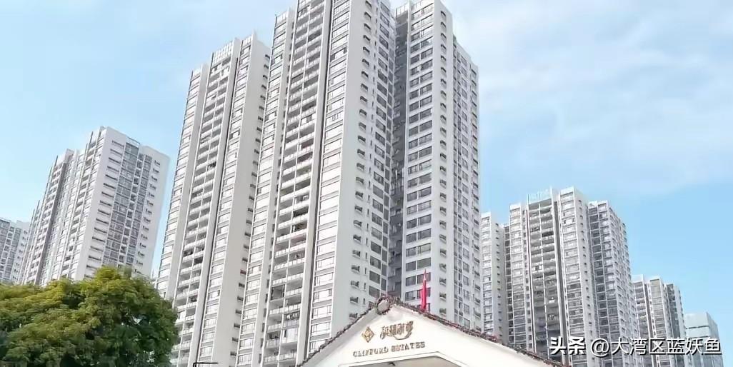 广州楼市这两天的数据一出来，群里都在刷“回暖了”，但说实话，这热乎劲儿里，门道多