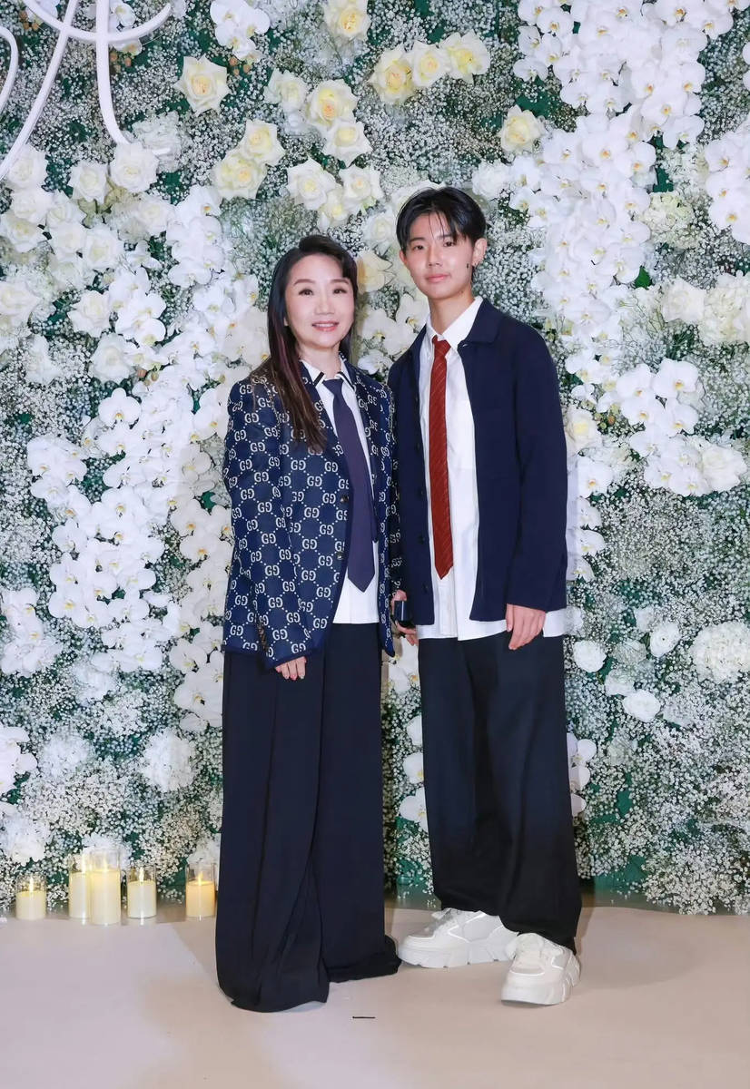 陶晶莹带着19岁的女儿参加婚礼 