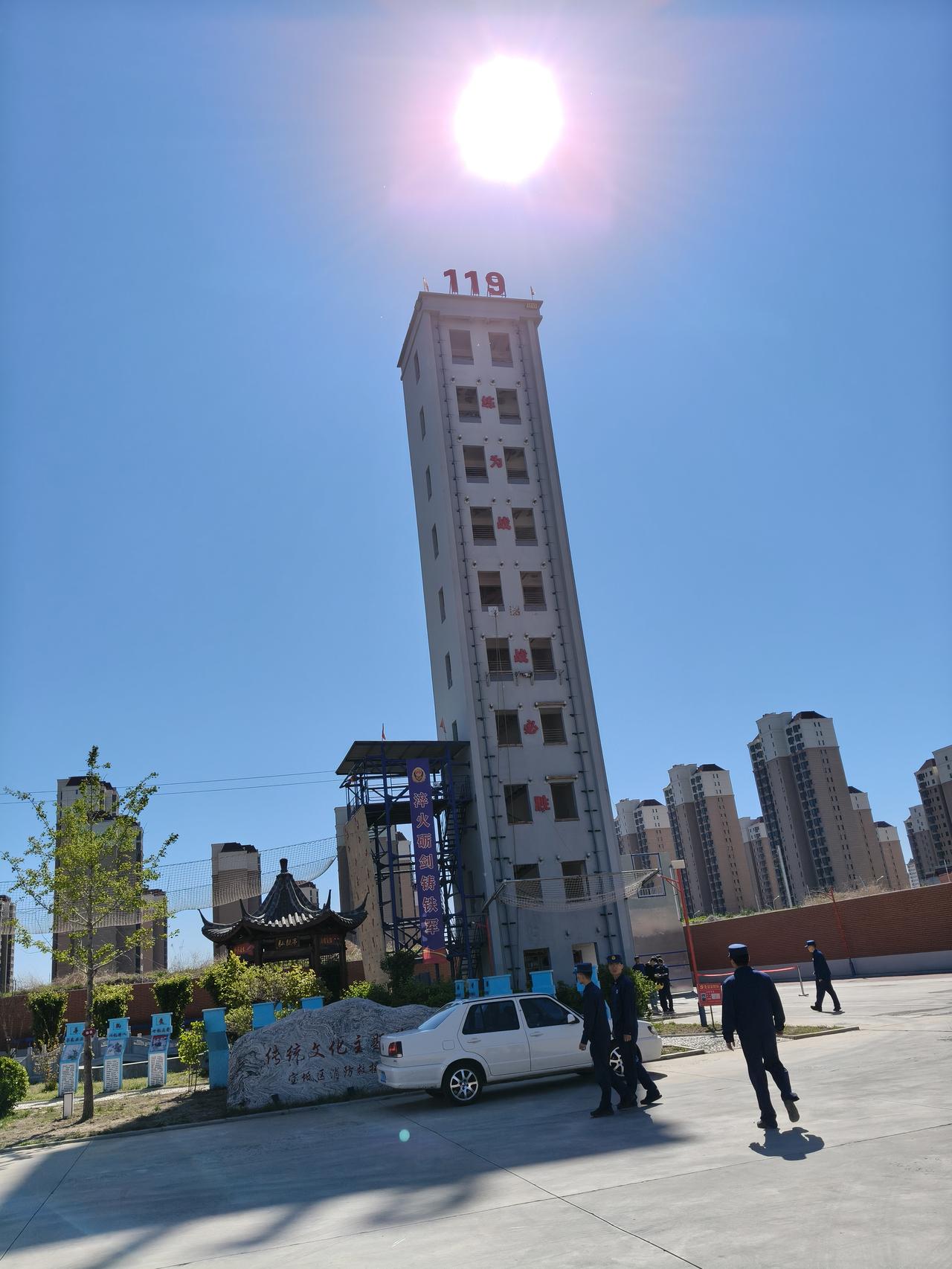 今天上午参加了一次消防演练，说实话，看花容易绣花难。看起来那些动作特别简单，但真