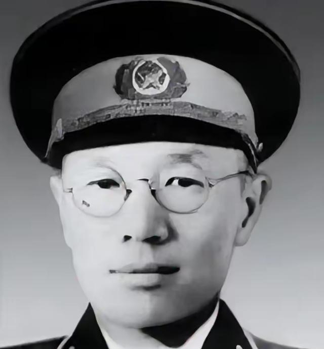 南京保卫战，全团打光，他一个人活着爬出来。被蒋介石下令秘密枪决，他翻墙跑了。被日