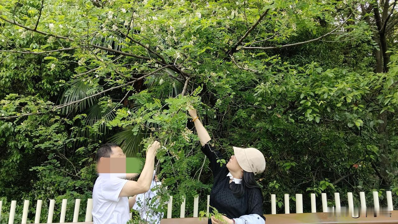 我今年40岁，38岁确诊宫颈癌早中期，做完放化疗两年了，每当焦虑睡不着就去翻看，