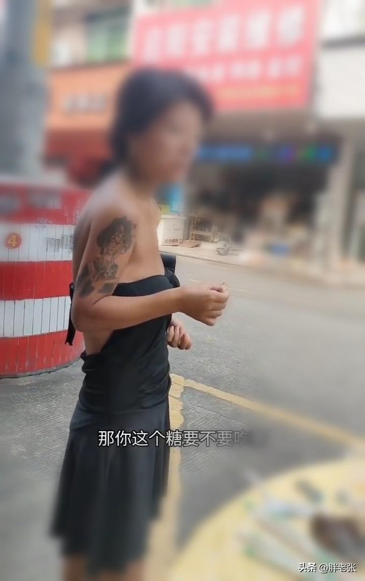 是什么原因让她勇敢的站在大街上吃人家剩下的饭菜？

看到一个视频，里面的女子很坦
