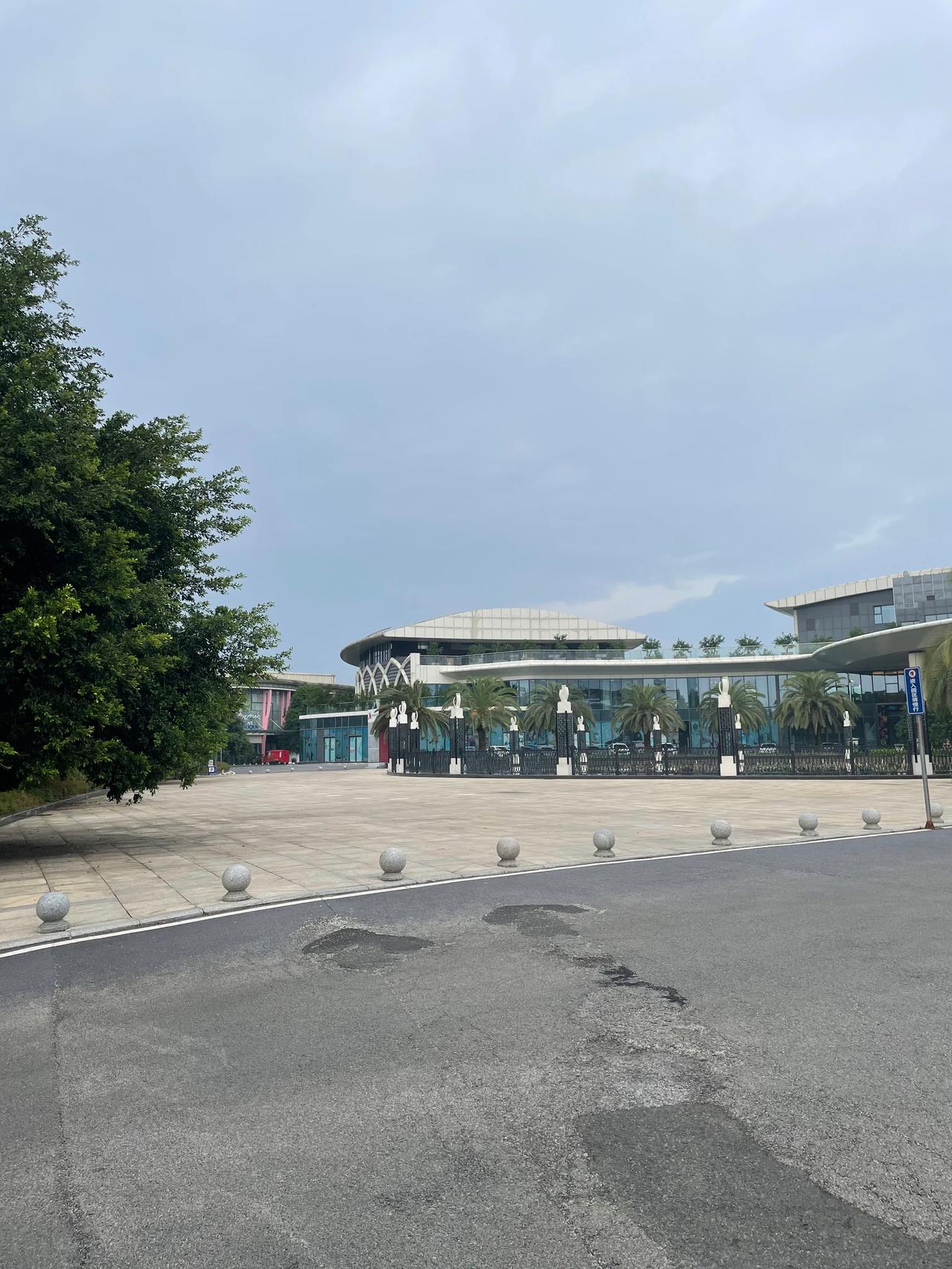 万豪酒店
        ——南木子
莲花岛上转一圈，
忽见万豪大酒店。
倘若君