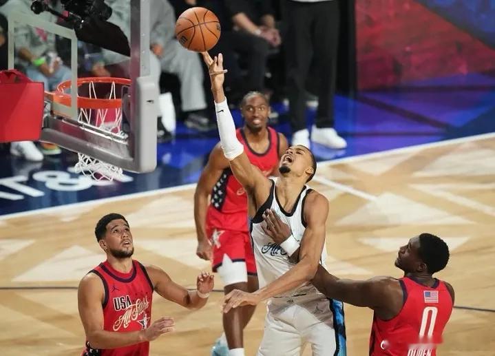 北京时间2月16日，NBA全明星正赛如期开打。按照NBA全明星赛新规，世界队、新