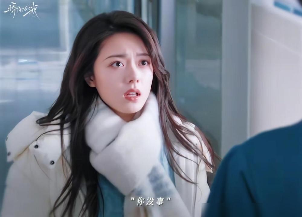 《骄阳似我》曦光以为林屿森受伤了，一群人站在手术室前，她只看到了林屿森，她赶紧叫