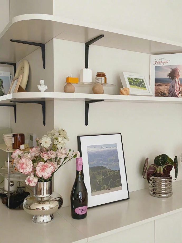 “这个弧形有点像我家90年代的风格”其实时尚就是一个轮回呀🤗这个弧形转角柜是全