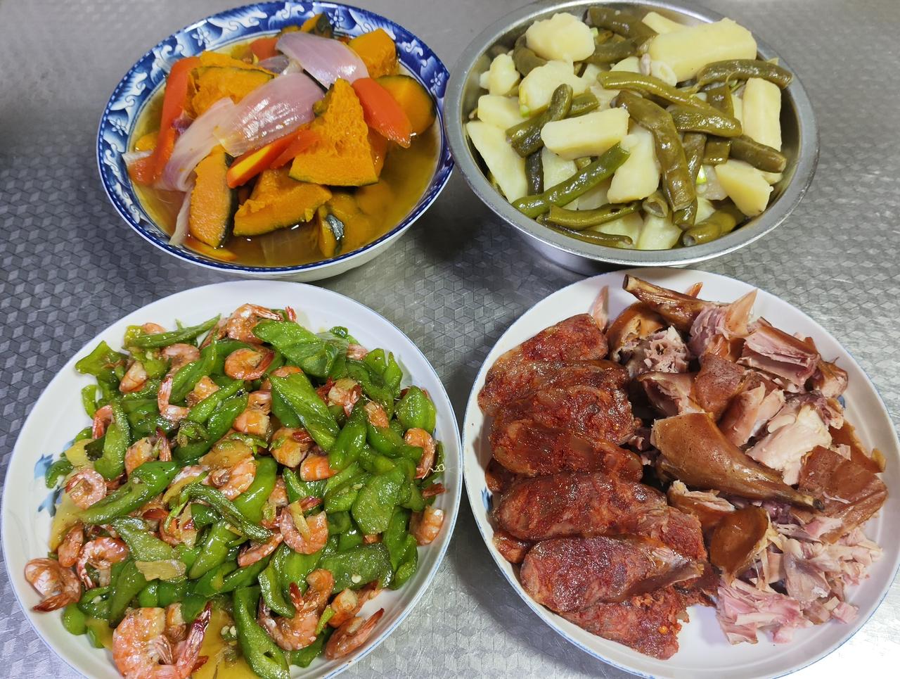 7月6日午餐分享来啦，一桌地道的家常川味佳肴。

青椒炒河虾，鲜爽可口，味道十足