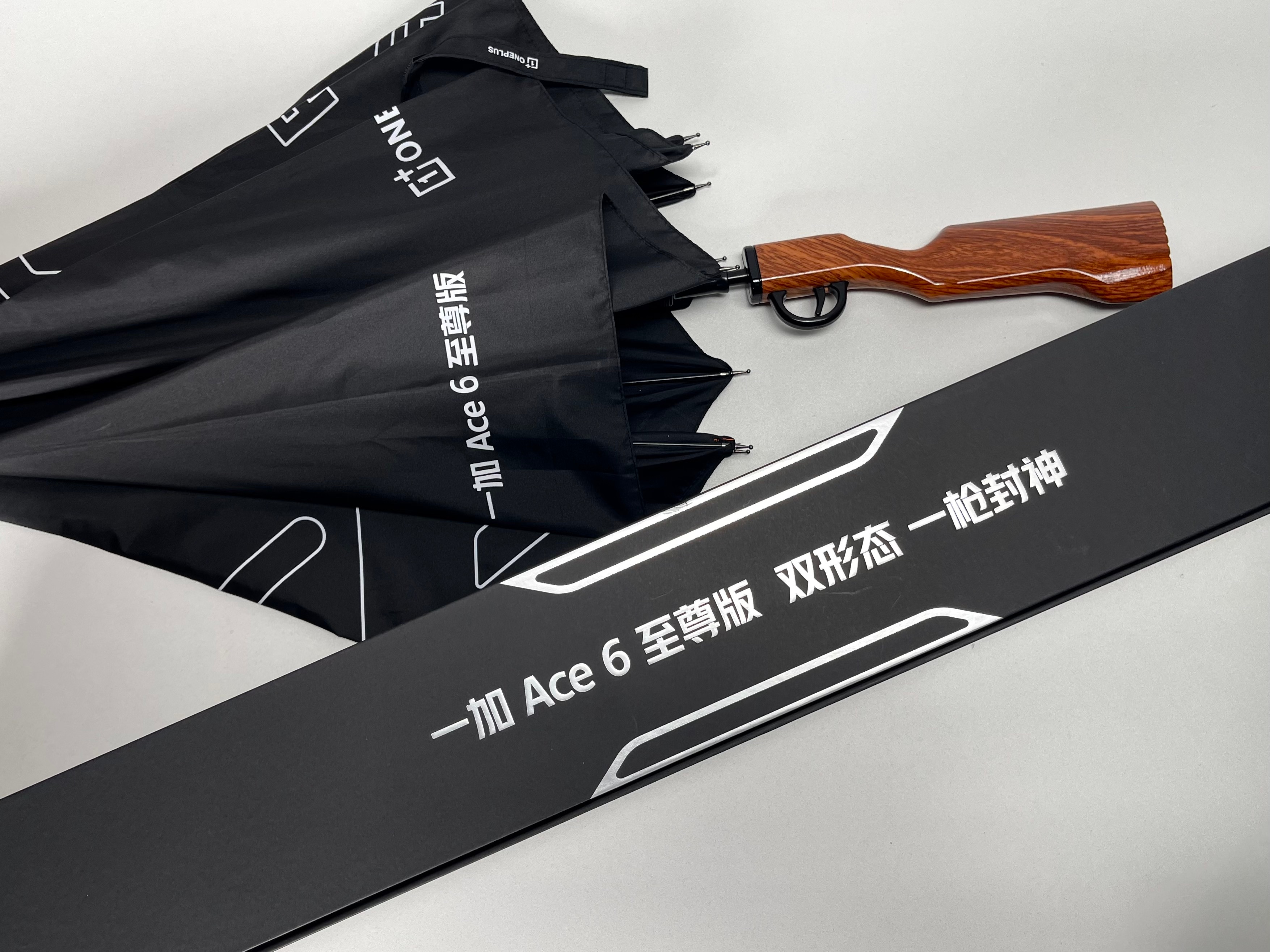 一加Ace6至尊版这把 “枪伞” 邀请函，直接把 “一枪封神” 玩明白了！ 