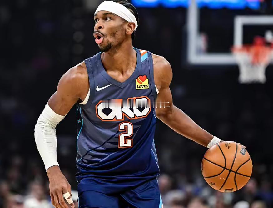 NBA季后赛分区决赛，俄克拉荷马雷霆主场对阵圣安东尼奥马刺的比赛正在进行中，双方