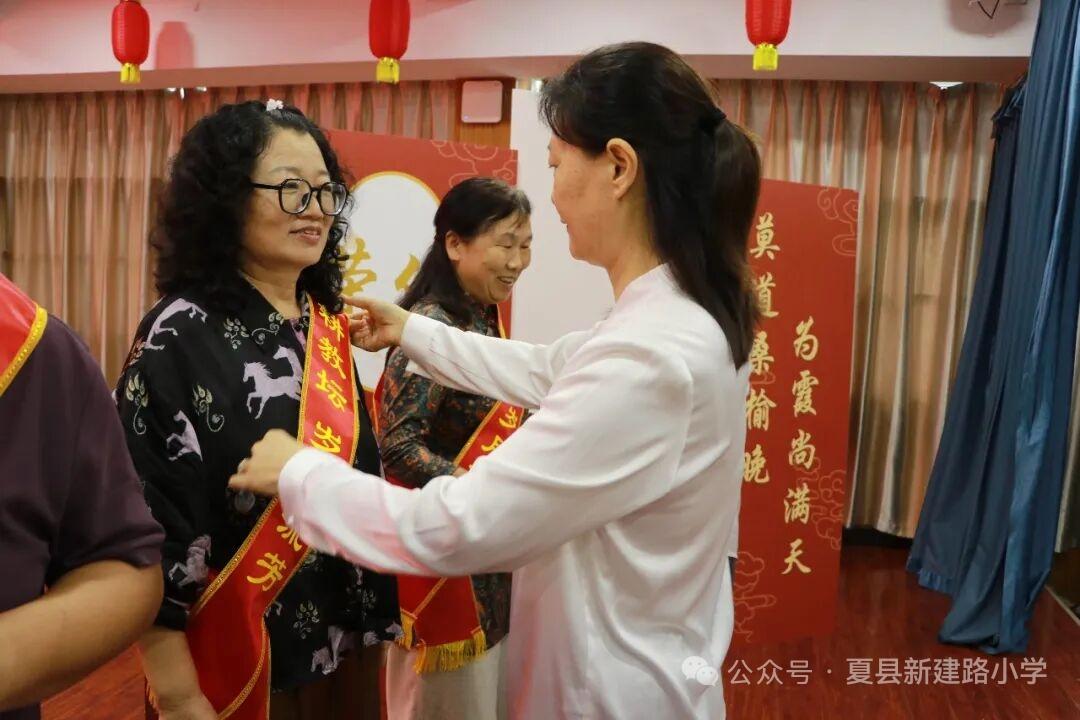 山西夏县新建路小学，于9月8日举行王曙光、樊昭静、周丽霞、张秀娟、杨晶五位退休教