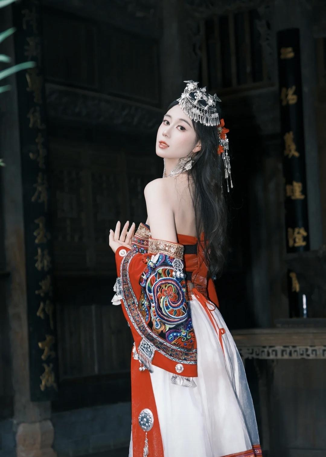 奚梦瑶的妹妹何超欣又去苗寨玩了，
在下司古镇穿戴一身红色苗族服饰，
古色古香，