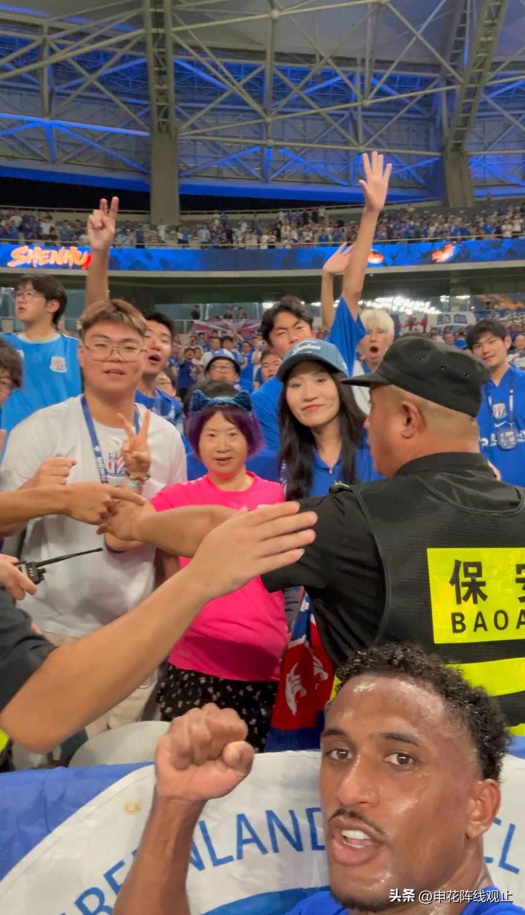 庆祝型前锋💪🏻米神
下次就不许再踢门柱了哦上海申花 米内罗 申花球迷 野生球