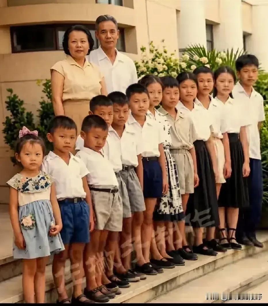 这是一家人。
夫妻俩生育了12个孩子，一个足球队还富裕。那可是困难时期，他们的日