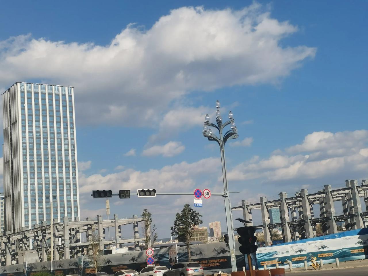 昆明巫家坝最可惜的一幢烂尾楼
保利南亚之窗，规划建设高度128米，效果好是一个窗