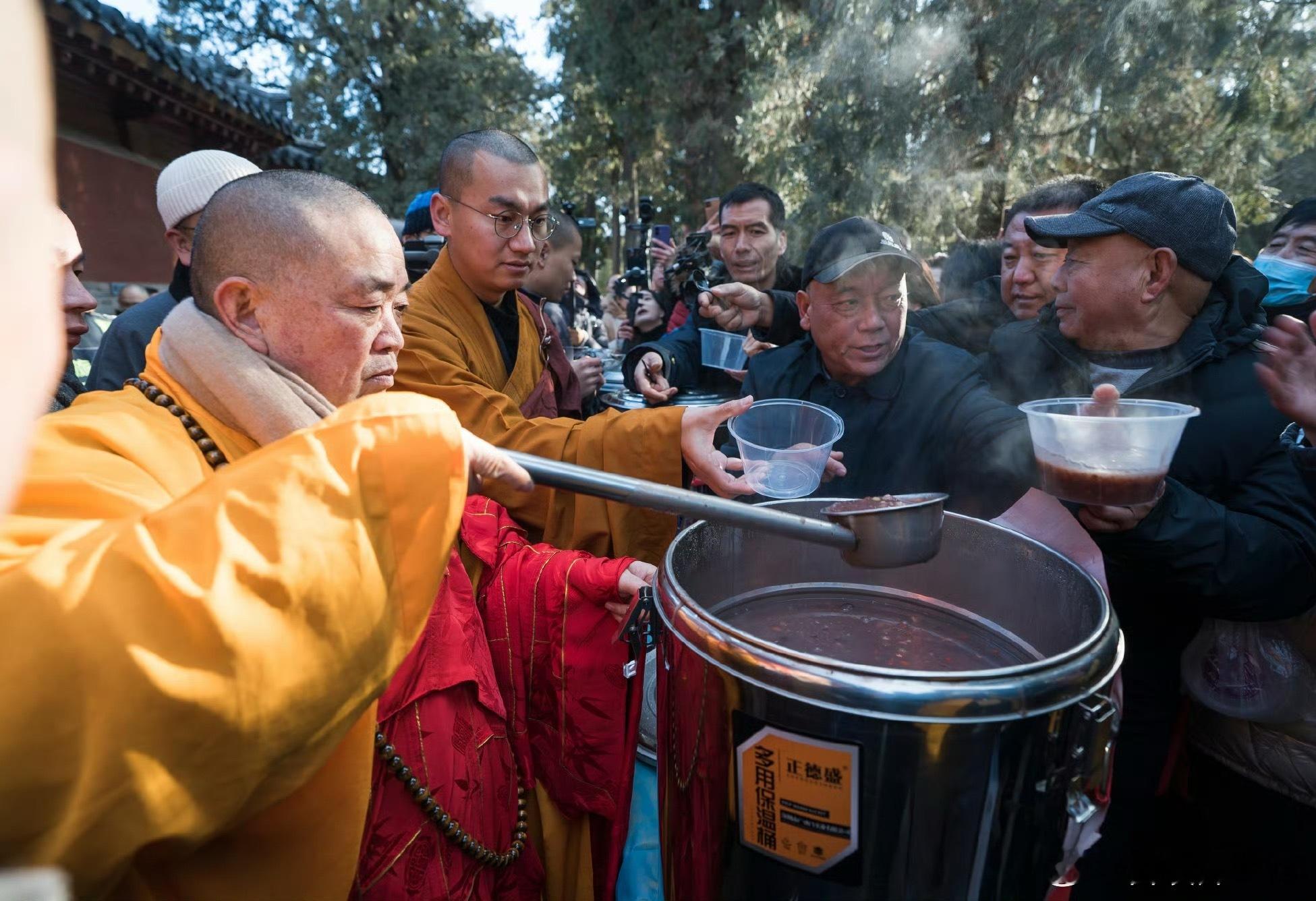 释永信终于落网了，贪财好色还有私生子，满口仁义道德，一肚子鸡鸣狗盗。记忆里很多年