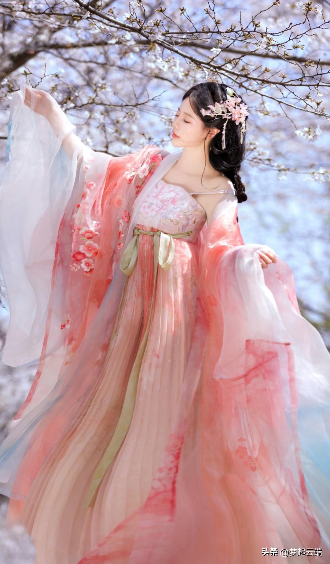 樱花树下，一袭粉裙，如梦似幻。