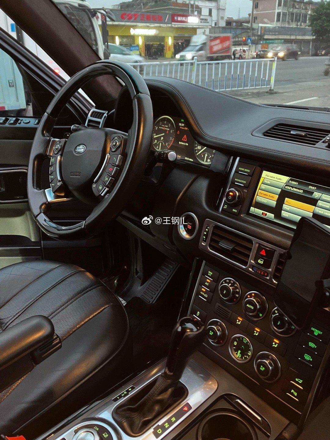 这些才叫车嘛，豪华不需要一整块ipad贴在中控上，这内饰看的真舒服路虎