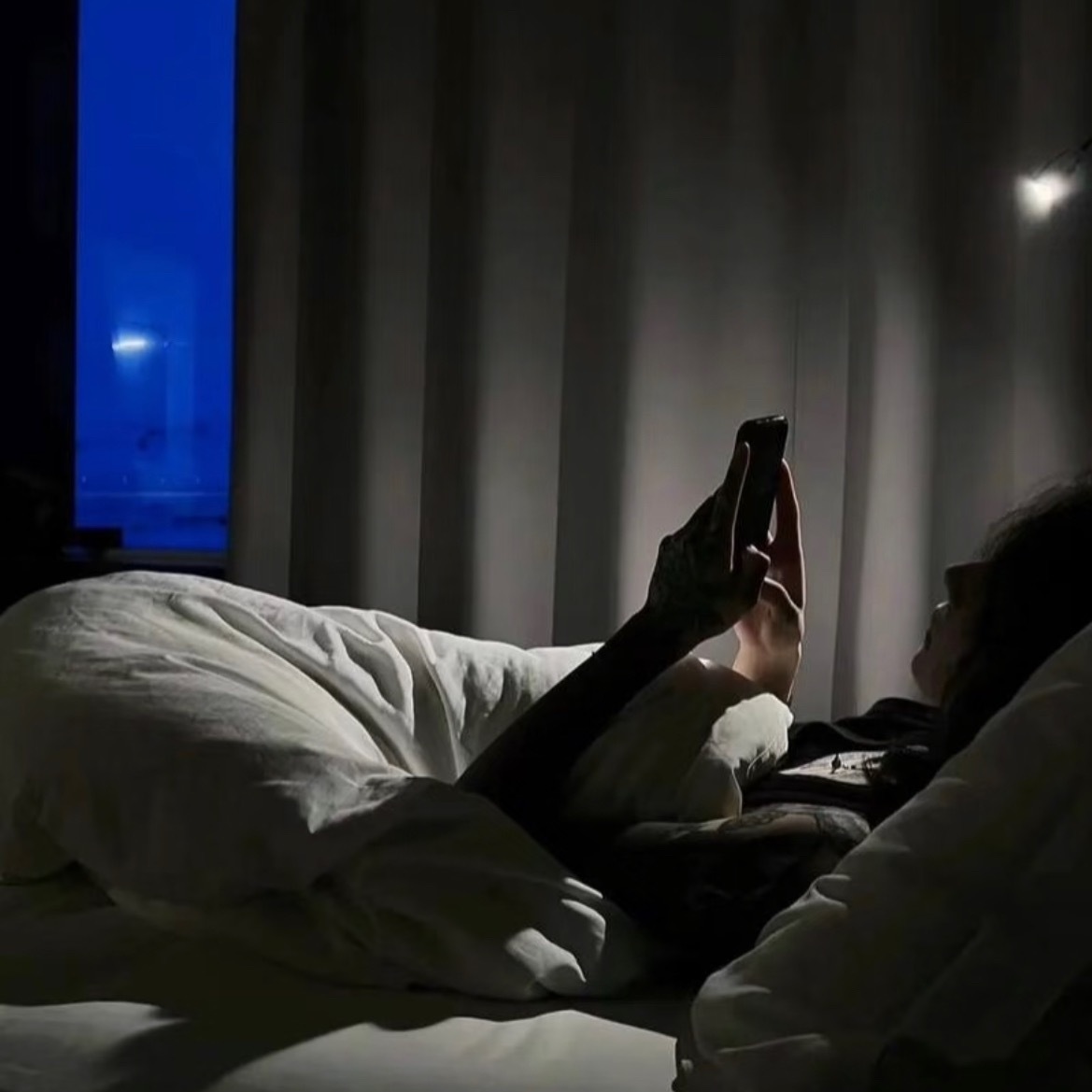 去年人均每天刷手机近110分钟我们看看这事儿，其实挺正常的——谁不是这样呢？现在