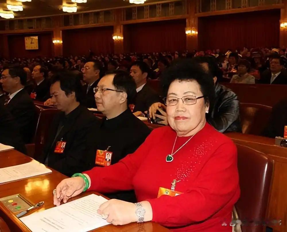 陈丽华参政议政！她是第八、九、十、十一、十二届全国政协委员(1993-2018年