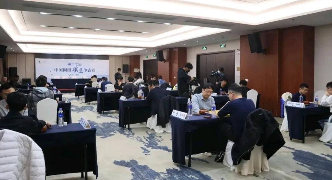 棋战快讯：
棋王赛大爆冷门
新秀赛争先恐后



国际大赛喜忧参半，农心杯谢尔豪