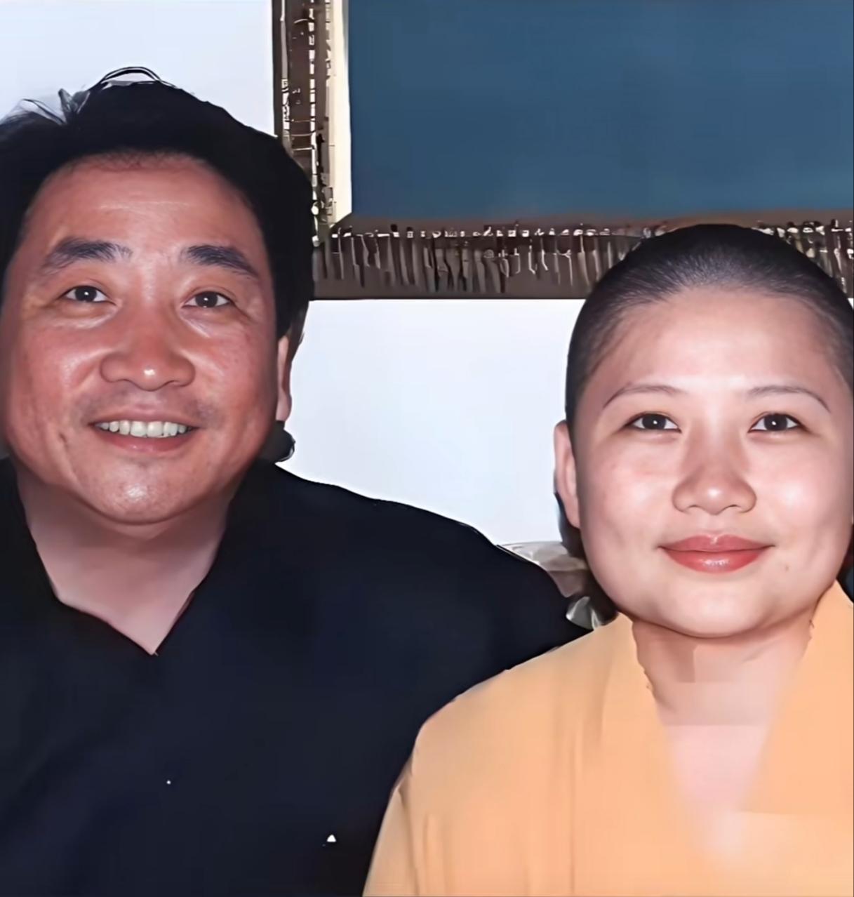 一张2000年洛杉矶寺院老照片，左边是家喻户晓的相声名家姜昆。
身旁身着僧衣、剃