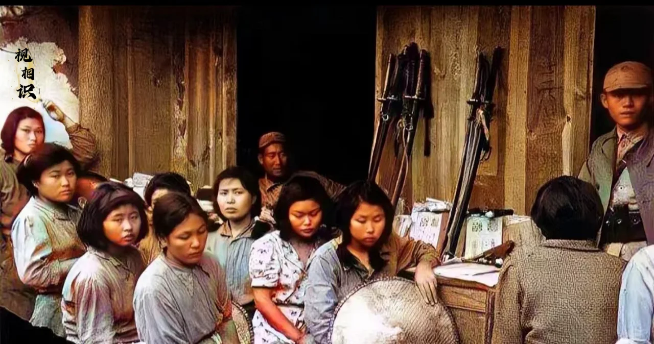 1944年，云南腾冲，几名慰安妇被中国远征军战士们解救的场景，虽然劫后余生，但是...