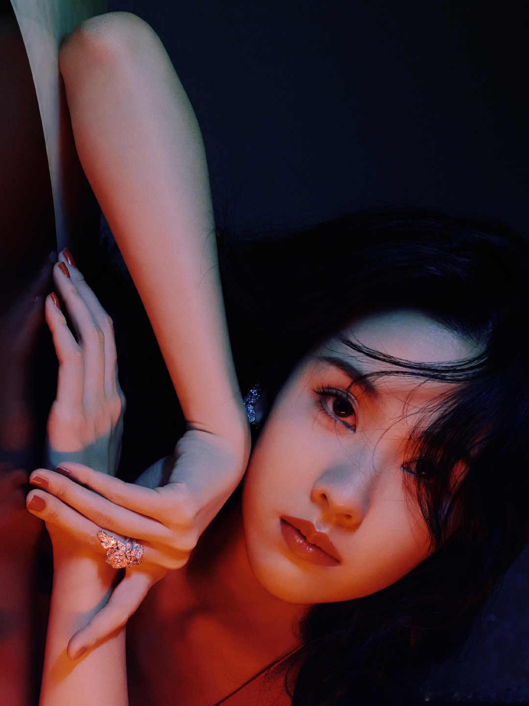 #陈都灵红色战袍# 陈都灵的红裙造型，犹如一位从旧时光走来的港风美女，她的每一次