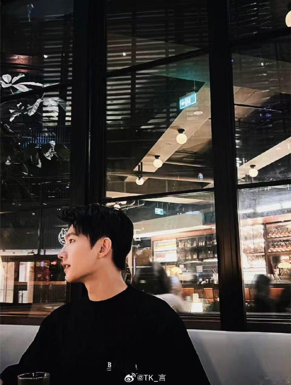 杨洋 美术课本里最有说服力的脸 美术课本颜值天花板实锤！杨洋配图惊艳全网，骨相完