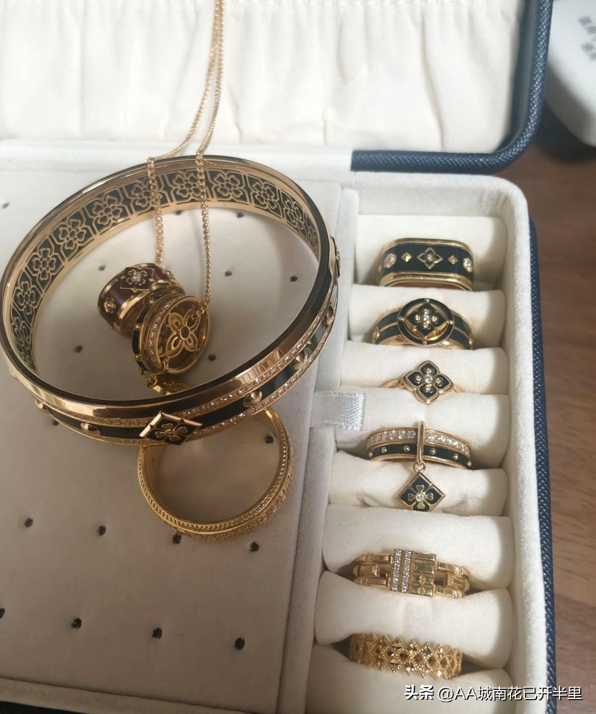 我和他23岁就在一起，就没有上班一直都是他在养我，恋爱半年就转10万，说如果分手