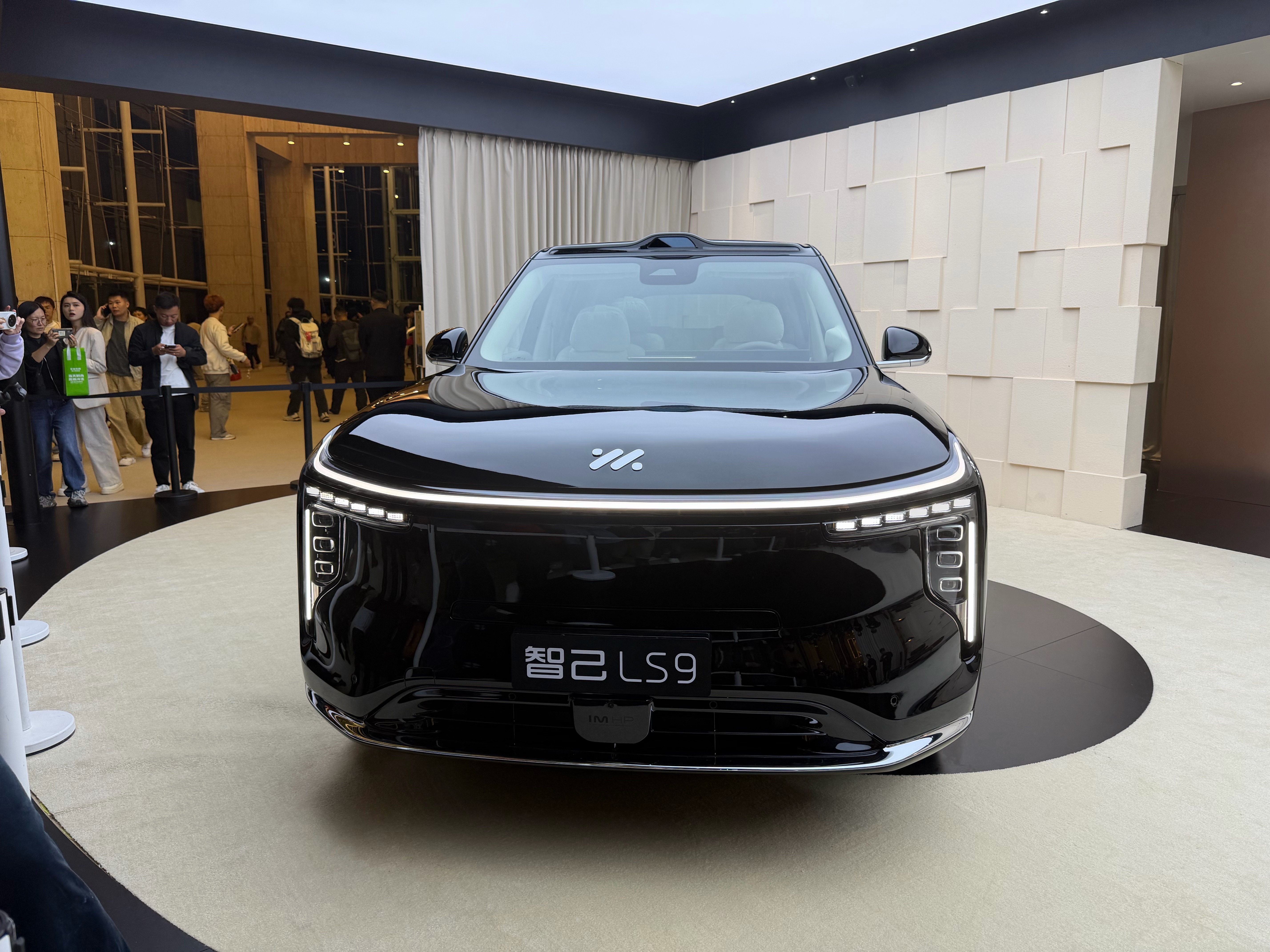 发布会第一次见实车，有一种图片和视频上完全体会不到的气场，客观的说就是“我靠，这