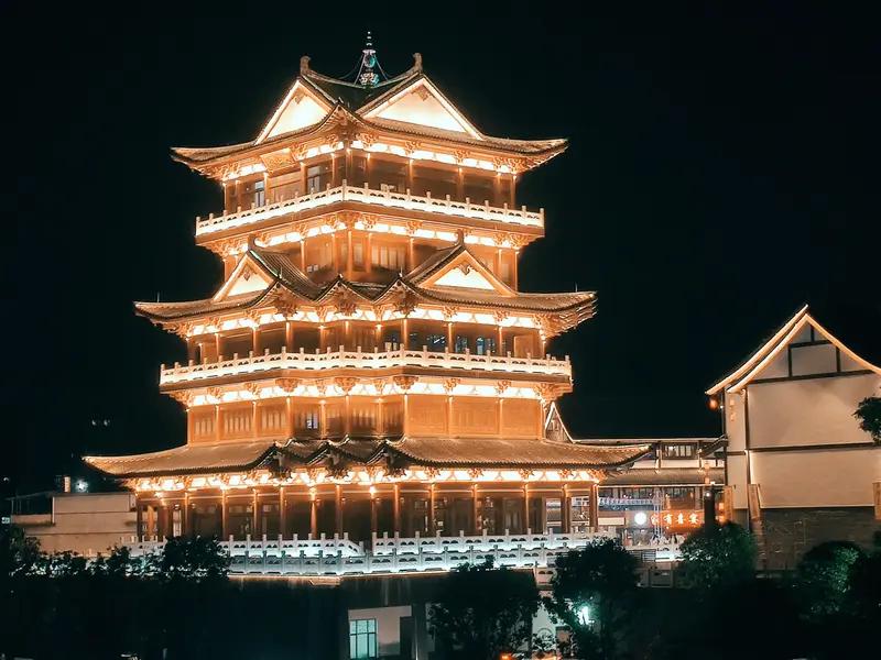 李清照的《丑奴儿·晚来一阵风兼雨》可谓肉麻之经典。“晚来一阵风兼雨，洗尽炎光。理