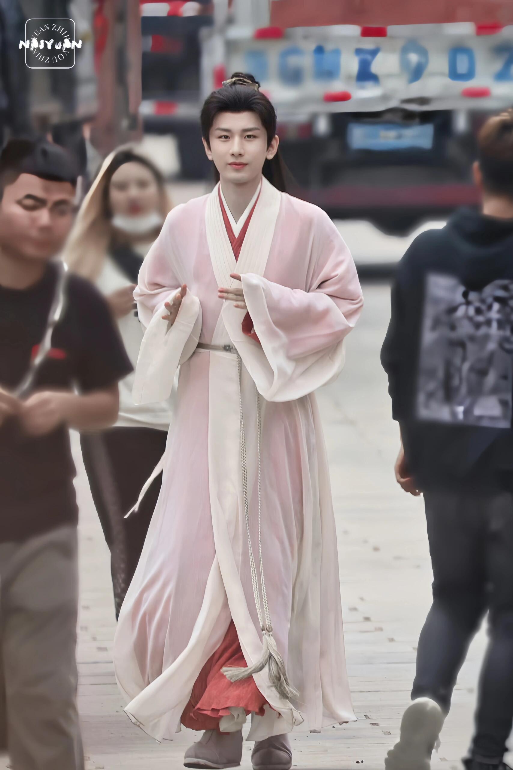 一只粉嘟嘟的莲咪向你跑来