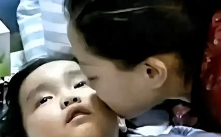 2014年湖北，7岁男孩生命走到尽头前，拉着妈妈的手说了最后一句话："我是妈妈的