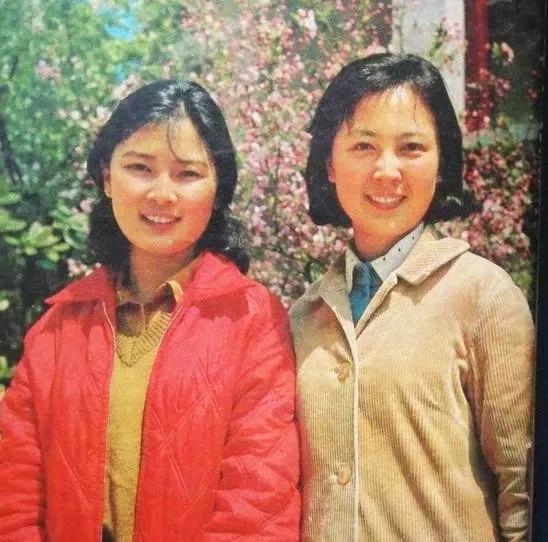 像不像亲姐妹俩，当年，她俩的名气不输张瑜，刘晓庆，龚雪，方舒等一届明星。两人在银