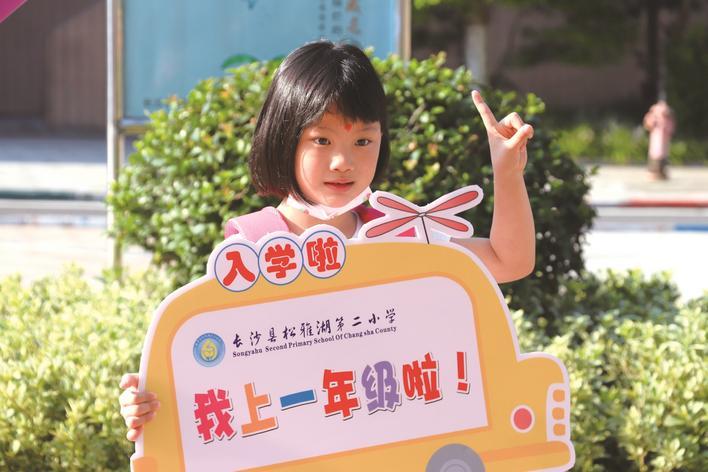 “这哪是开学？这分明是家长们的‘大型集体焦虑现场’！”

开学首日，小学门口，家