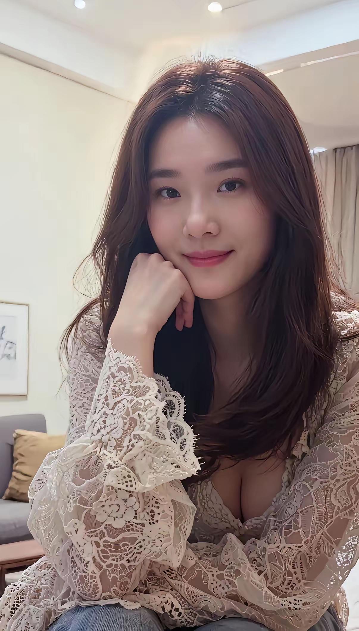 她穿着蕾丝衣服，微笑着靠在手上。温柔蕾丝风