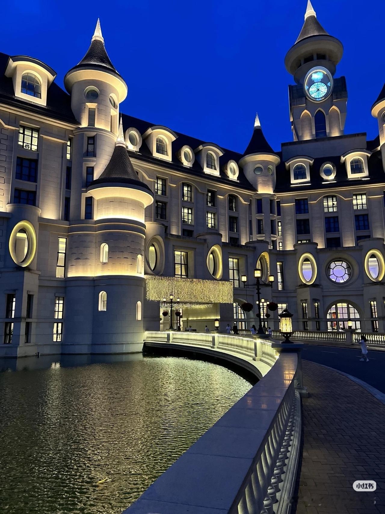 浙江安吉梦幻城堡乐园，这座城堡是孩子们喜欢样子，因为孩子在家里用积木搭的图案，最