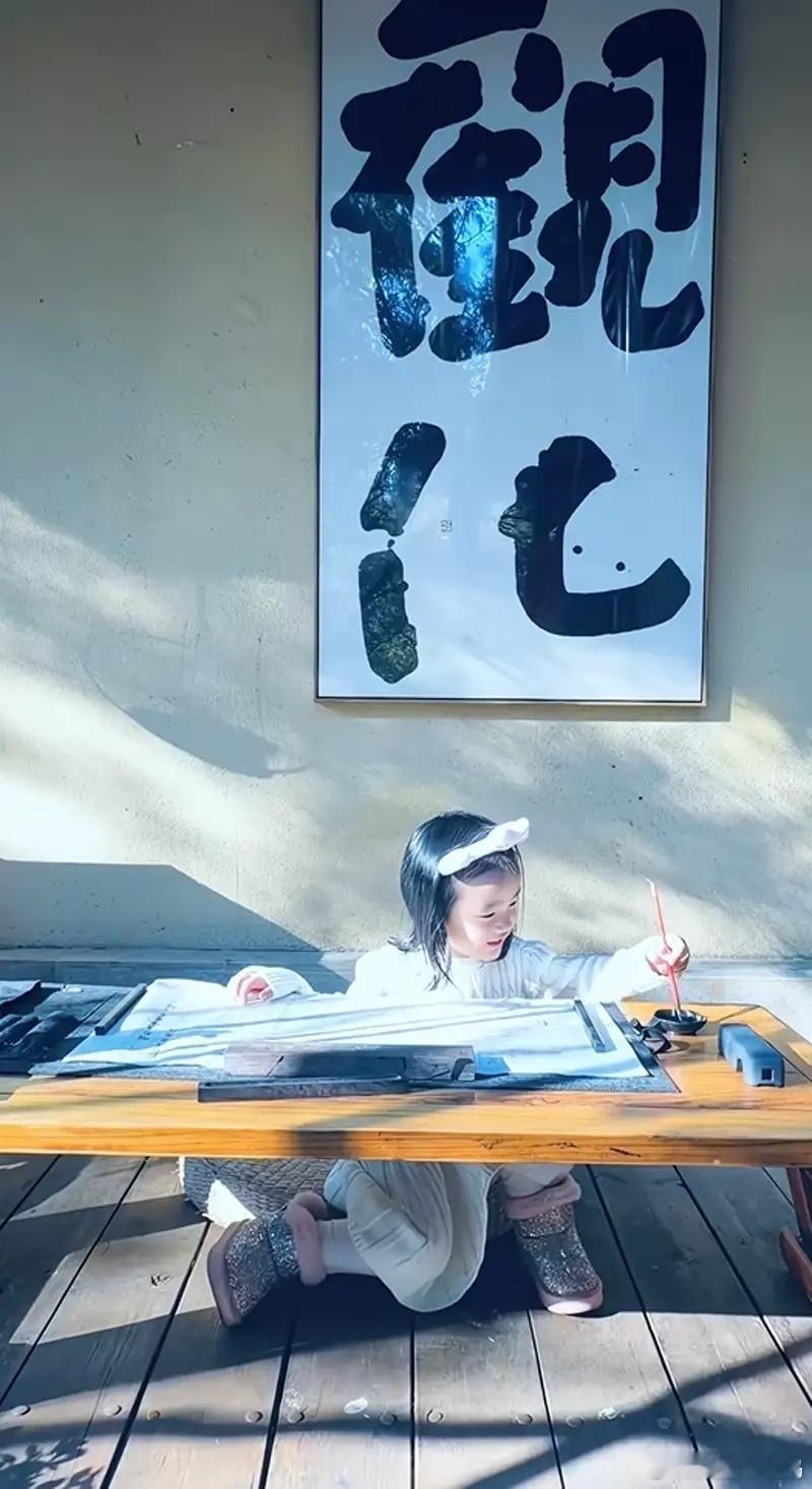 李亚鹏大年初八请前岳母吃米线，3岁女儿开心，海哈金喜明媚漂亮！ 