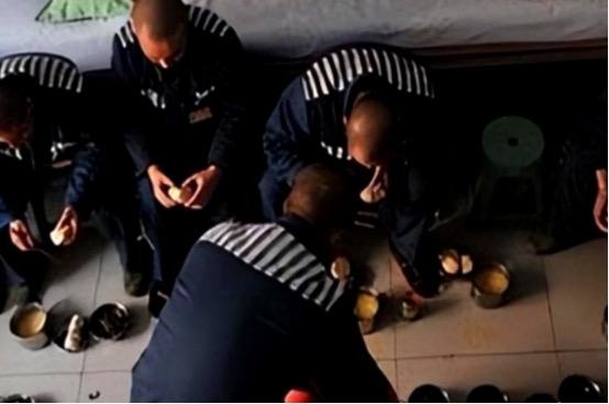 2009年山西一退役武警被刑拘，进入监室的第一天就碰到狱霸，连扇退役武警5个耳光