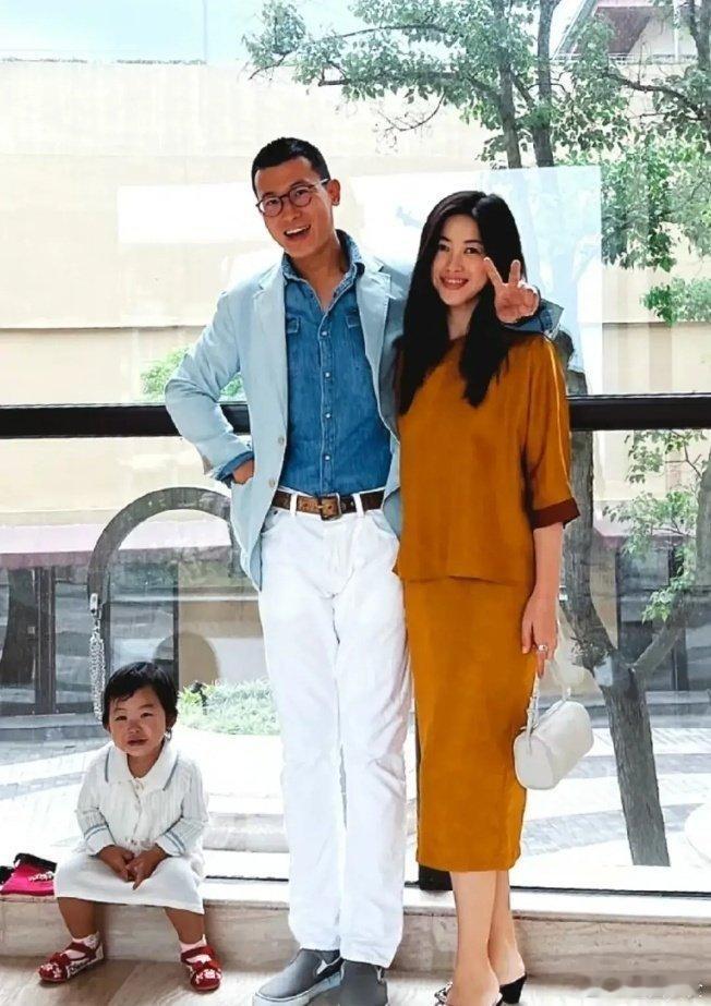 朱珠一家三口的合照珠宝：妈妈自己美就行不用管我