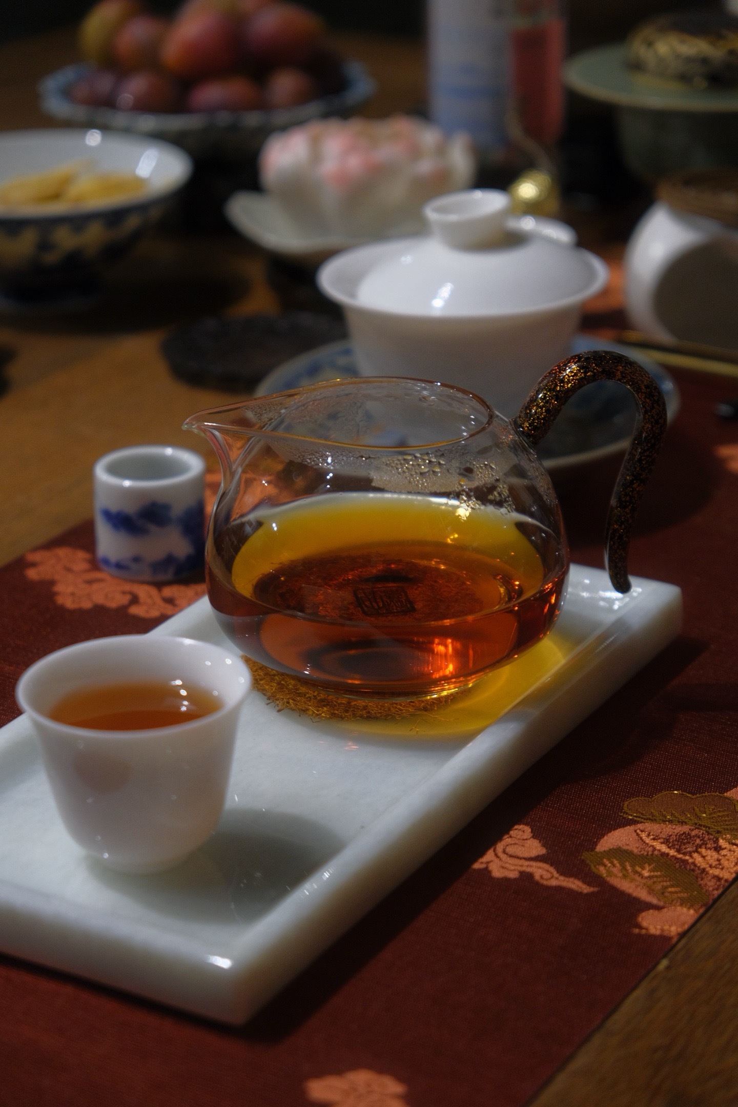 后来喜欢的地方，都很安静。有树，有风，有远山，还有一间可以慢慢喝茶的茶馆。慢生活
