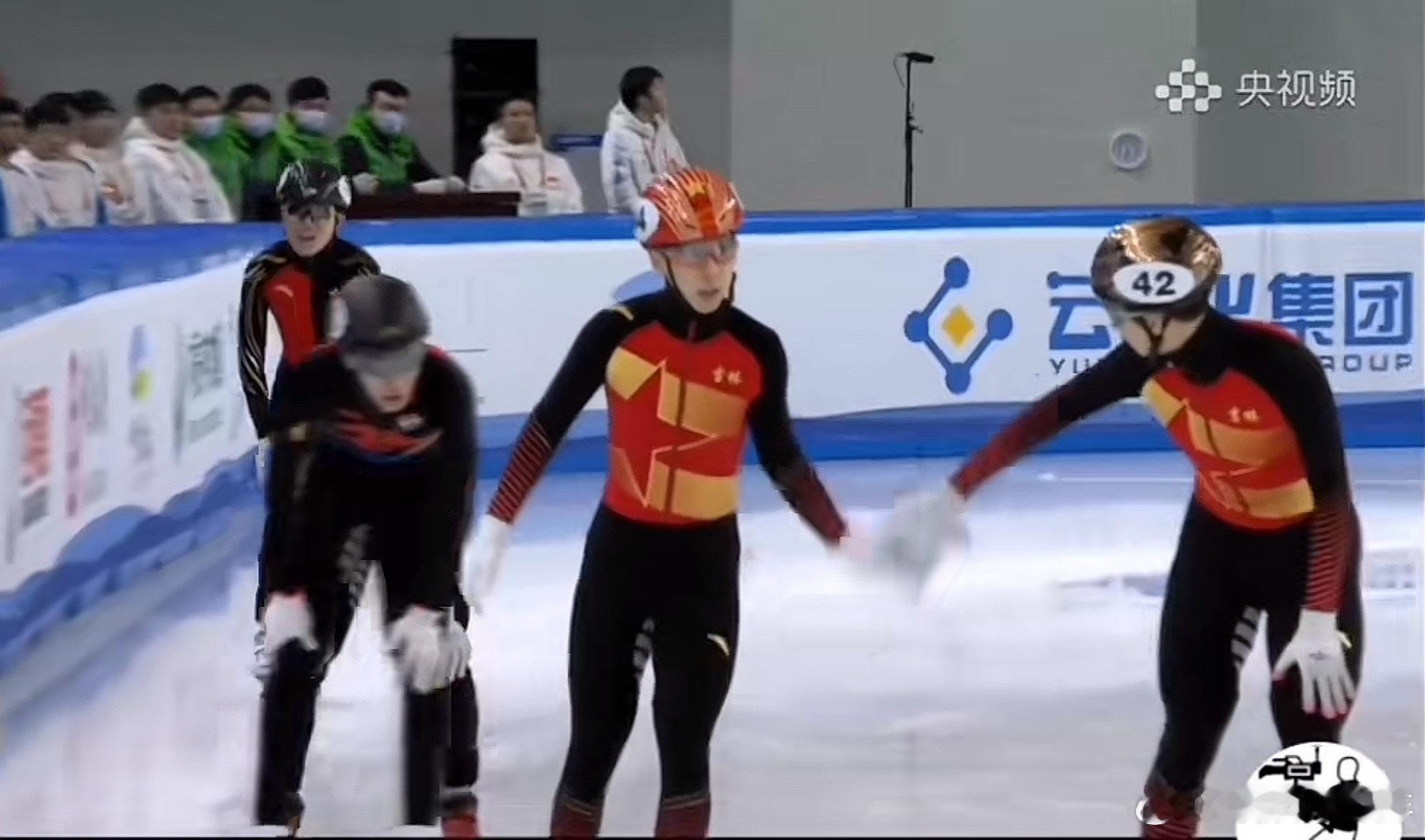 武大靖平昌纪录已经八年了一晃八年，武大靖从平昌的巅峰一路走来，始终坚守在冰场上。